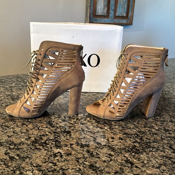 XOXO taupe bedelia peep toe bootie NIB 9 - Picture 8 of 11